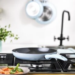 VitaVerde Expert Koekenpannenset Ø 24cm + Ø 28cm - Lichtblauw - Inductie - PFAS-vrij -Beste Keukengerei Winkel 1200x1200 346