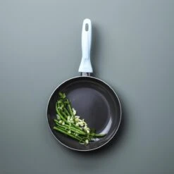 VitaVerde Expert Koekenpannenset Ø 24cm + Ø 28cm - Lichtblauw - Inductie - PFAS-vrij -Beste Keukengerei Winkel 1200x1200 349