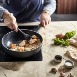 Demeyere Alu Classico 3 Wokpan – Inductie – Ceraforce Keramische Antikleeflaag – 28 Cm – PTFE En PFAS Vrij -Beste Keukengerei Winkel 1200x1200 628