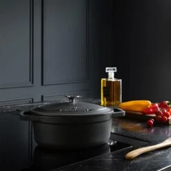 Gietijzeren Braadpan - Sudderpan Zwart Van Daumonet - Ovaal - Ø 29 Cm - 3 Liter - 100% PFAS & PFOA Vrij - Emaille - Geschikt Voor Alle Warmtebronnen - Elektrisch - Gas - Halogeen - Inductie - Keramisch - Vaatwasserbestendig -Beste Keukengerei Winkel 1200x1200 677