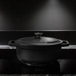 Gietijzeren Braadpan - Sudderpan Zwart Van Daumonet - Ovaal - Ø 29 Cm - 3 Liter - 100% PFAS & PFOA Vrij - Emaille - Geschikt Voor Alle Warmtebronnen - Elektrisch - Gas - Halogeen - Inductie - Keramisch - Vaatwasserbestendig -Beste Keukengerei Winkel 1200x1200 678