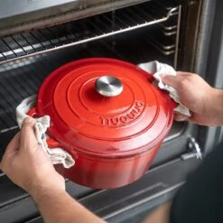 Nuovva Gietijzeren Braadpan Antiaanbaklaag Met Deksel - Sudderpan Rood - Rond - Ø24 Cm - 4.7 Liter - 100% PFAS & PFOA Vrij - Geschikt Voor Alle Warmtebronnen - Elektrisch - Gas - Halogeen - Inductie - Keramisch 11 Nuovva Gietijzeren Braadpan Antiaanbaklaag Met Deksel - Sudderpan Rood - Rond - Ø24 Cm - 4.7 Liter - 100% PFAS & PFOA Vrij - Geschikt Voor Alle Warmtebronnen - Elektrisch - Gas - Halogeen - Inductie - Keramisch -Beste Keukengerei Winkel 1200x1200 790