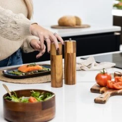 Deleca Luxe Peper En Zoutmolen Set - Zout / Pepermolen - Handmatig - Met Navul Lepel & Geschenkdoos - Acacia Hout - Rond -Beste Keukengerei Winkel 1200x1200 922