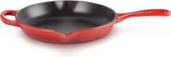 Le Creuset - Gietijzeren Ronde Skillet In Kersenrood 23cm 13 Le Creuset - Gietijzeren Ronde Skillet In Kersenrood 23cm -Beste Keukengerei Winkel 1200x397