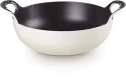 Le Creuset Gietijzeren Balti-pan In Meringue 24 Cm 2,7l -Beste Keukengerei Winkel 1200x747 1