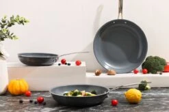 Swiss Pro+ - Koekenpannenset - 3 Delig - Keramisch - Inductie - Milieuvriendelijk - PFAS - PFOA Vrij - Sapphire Green -Beste Keukengerei Winkel 1200x799 20