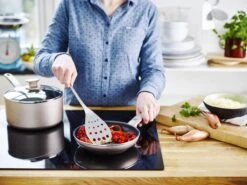 GreenPan Cambridge Hapjespan Met Deksel 28cm - Brons - Inductie - PFAS-vrij -Beste Keukengerei Winkel 1200x899 9