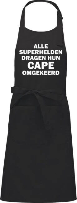 KARIBAN ALLE SUPERHELDEN DRAGEN HUN CAPE OMGEKEERD Herenschort - Zwart Met Witte Tekst - One Size (volwassenen) - Luxe Schort - Keuken | Barbeque | BBQ | Bedienings Schort - Grappige Teksten | Designs - Voor De Stoere Man - Verstelbaar - Cadeau -Beste Keukengerei Winkel 457x1200