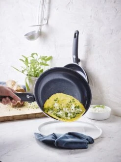 GreenPan Cambridge Hapjespan Met Deksel 24cm - Zwart - Inductie - PFAS-vrij 31 GreenPan Cambridge Hapjespan Met Deksel 24cm - Zwart - Inductie - PFAS-vrij -Beste Keukengerei Winkel 899x1200 9