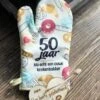 Merkloos Ovenhandschoen Met De Tekst `50 Jaar Nu Echt Een Ouwe Koekenbakker.`+ Hartje Liefs / 50 Jaar / Abraham / Sarah 1 Merkloos Ovenhandschoen Met De Tekst `50 Jaar Nu Echt Een Ouwe Koekenbakker.`+ Hartje Liefs / 50 Jaar / Abraham / Sarah -Beste Keukengerei Winkel 900x1200 1