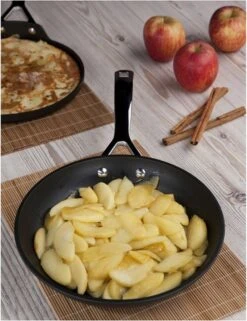 Le Creuset Koekenpan Les Forgées TNS - ø 28 Cm - Standaard Anti-aanbaklaag -Beste Keukengerei Winkel 923x1200
