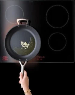 Le Creuset Koekenpan Les Forgées TNS - ø 28 Cm - Standaard Anti-aanbaklaag -Beste Keukengerei Winkel 951x1200