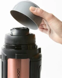 Lock&Lock Thermoskan - Isoleerkan - Thee En Koffie - Lekvrij - 1,5 Liter - RVS - Inklapbaar Handvat - Koper Roze -Beste Keukengerei Winkel 967x1200